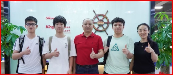 Song Shiqiang with academic research group representatives