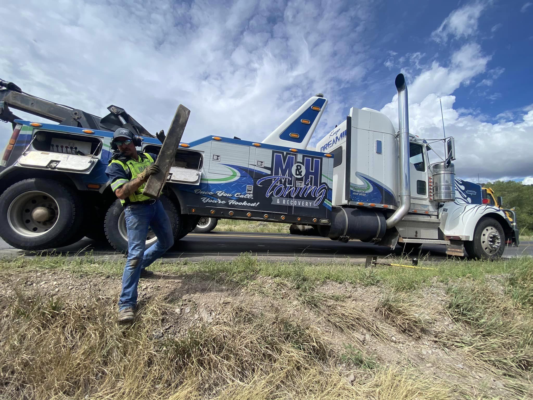M&H Heavy Tow truck driver setting up to recover a vehicle in Montrose, Colorado