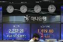 A currency trader watches computer monitors near the screens showing the Korea Composite Stock Price Index (KOSPI), left, and the foreign exchange rate between U.S. dollar and South Korean won at a foreign exchange dealing room in Seoul, South Korea, Monday, Sept. 26, 2022. Asian shares were mostly lower Monday, reflecting pessimism over weakness on Wall Street as the squeeze by central banks around the world to curb inflation weighs on investor sentiments. (AP Photo/Lee Jin-man)