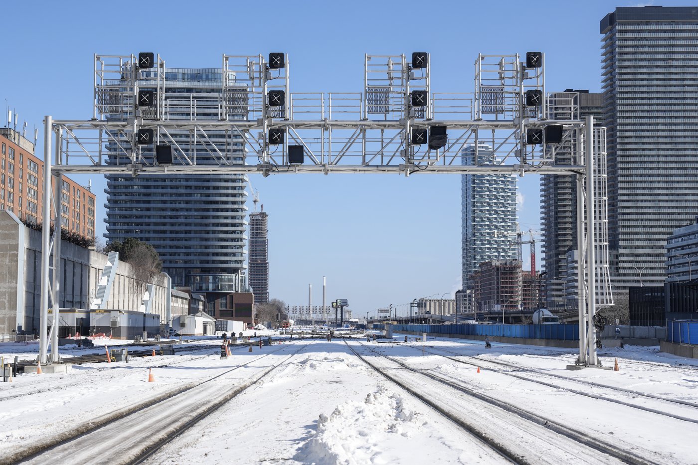 Une vue de la ligne ferroviaire de Via Rail à la gare Union de Toronto, utilisée pour le service Toronto-Montréal, le 4 février 2026. Le corridor entre Québec et Toronto vise à transporter jusqu'à 24 millions de passagers par an d'ici 2055. LA PRESSE CANADIENNE/Chris Young