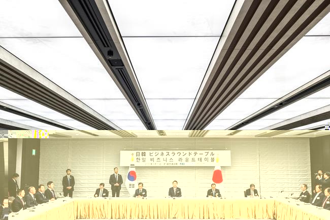 South Korea's President Yoon Suk Yeol, center, joins Masakazu Tokura, second right, chairman of Keidanen, the Japan Business Federation, and Kim Byong-joon , second left, acting chairman of the Federation of Korean Industries, as they attend a Japan-Korea Business Roundtable meeting in Tokyo Friday, March 17, 2023. (Philip Fong/Pool Photo via AP)