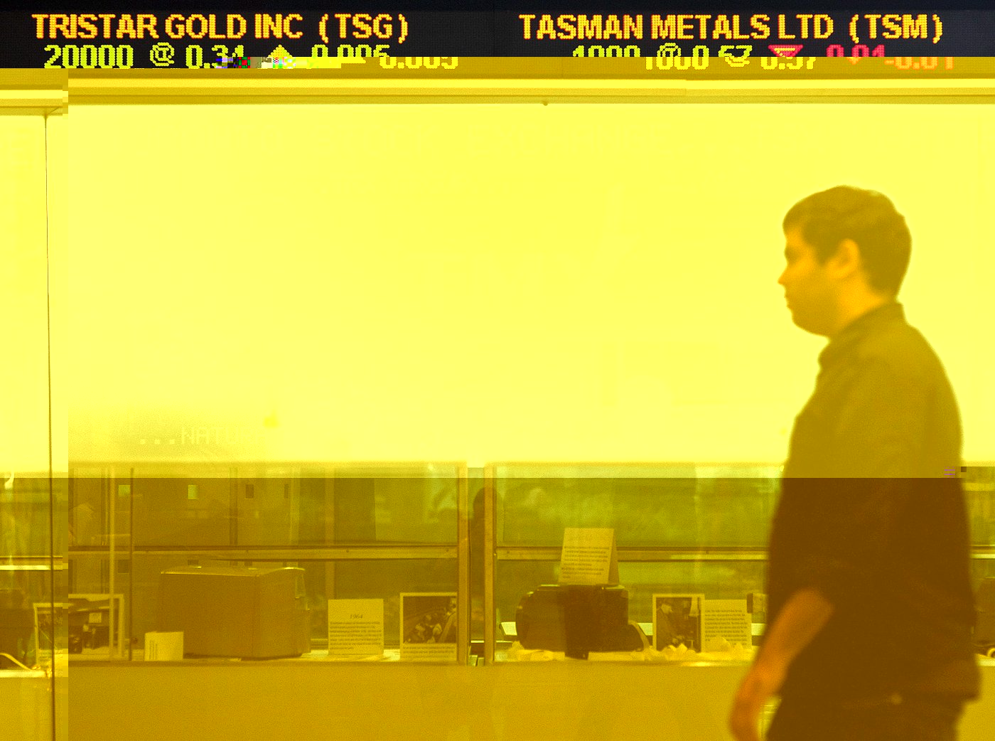 S&P/TSX composite edges lower in late-morning trading, U.S. stocks mixed