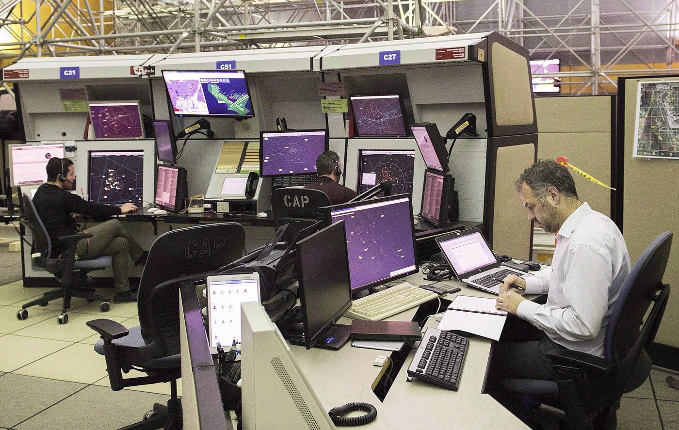 Nav Canada air traffic controllers monitor air traffic at the Nav Canada control centre in Montreal on March 2, 2018. THE CANADIAN PRESS/Graham Hughes