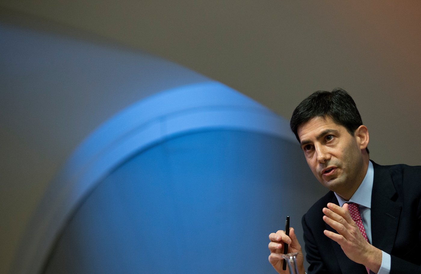 FILE - Kevin Warsh speaks to the media about his report on transparency at the Bank of England, in London, Dec. 11, 2014. (AP Photo/Alastair Grant, Pool, File)
