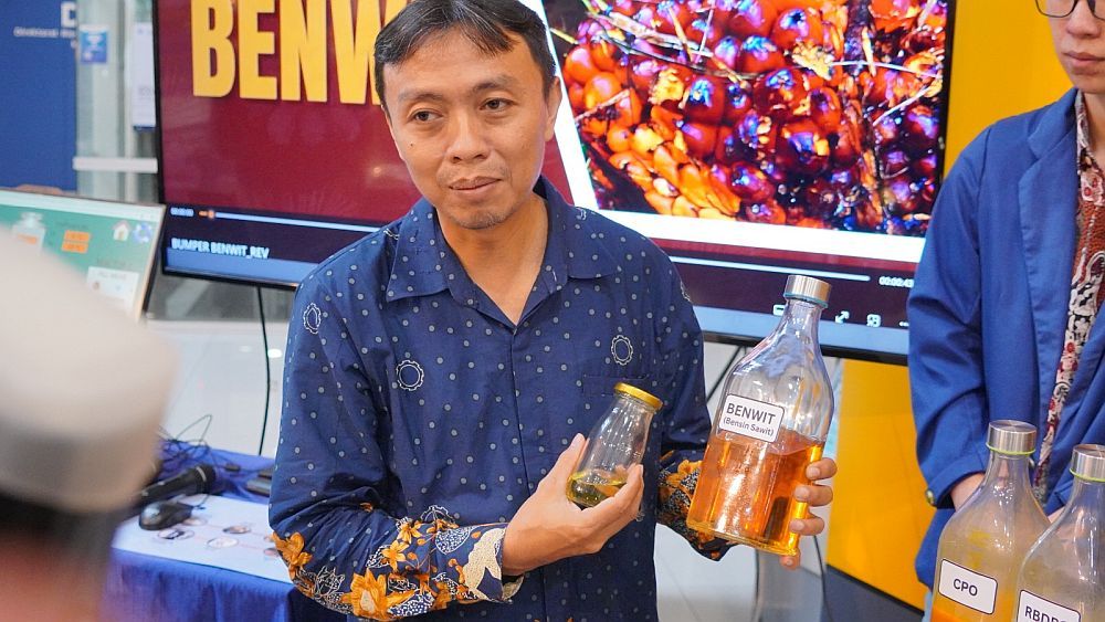 Dr Eng Hosta Ardhyananta ST MSc explained the process and results of producing Palm Oil Gasoline using the method he discovered.