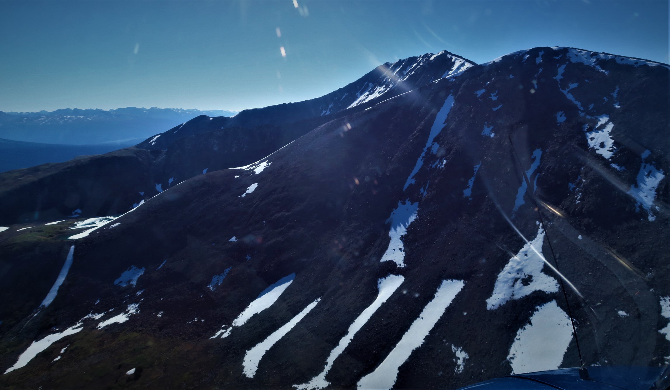 A picture containing snow, sky, outdoor, mountain
Description automatically generated