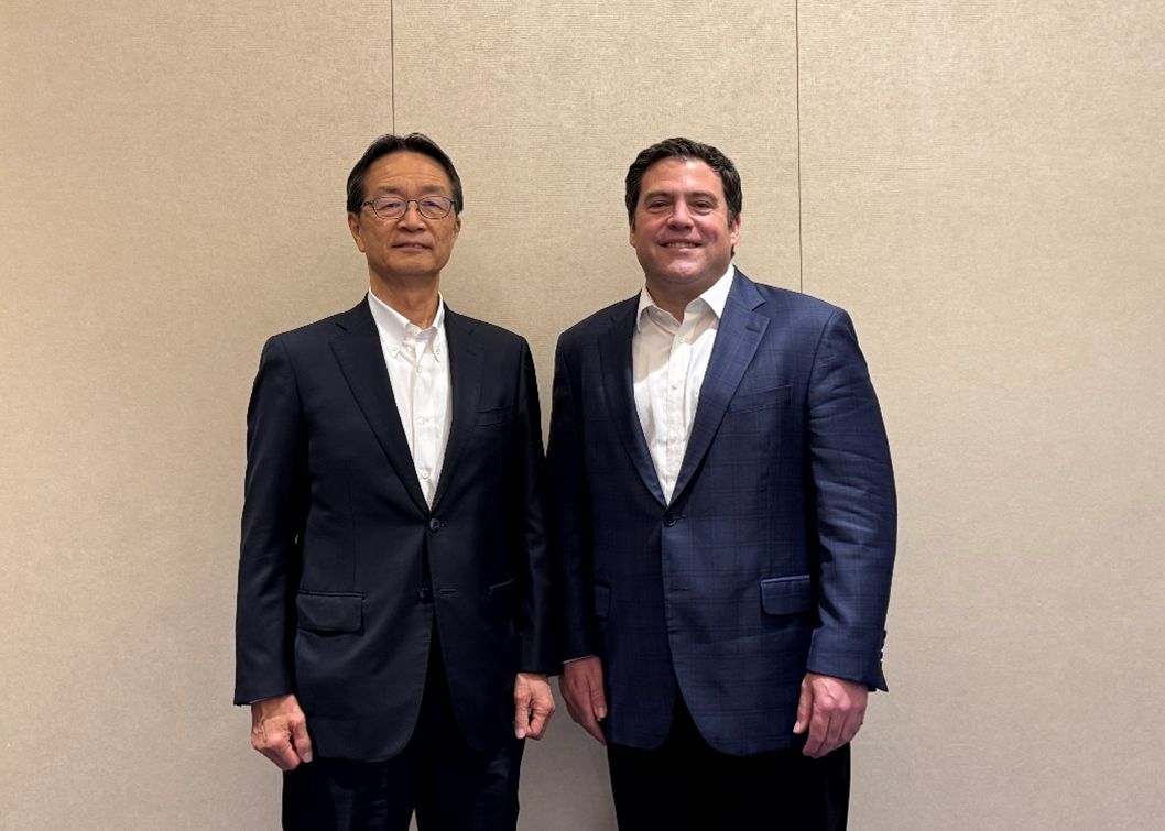 From left to right: Takayoshi Futae, Chairman & CEO of JCB, alongside Jason Hanson, President of Discover Network.