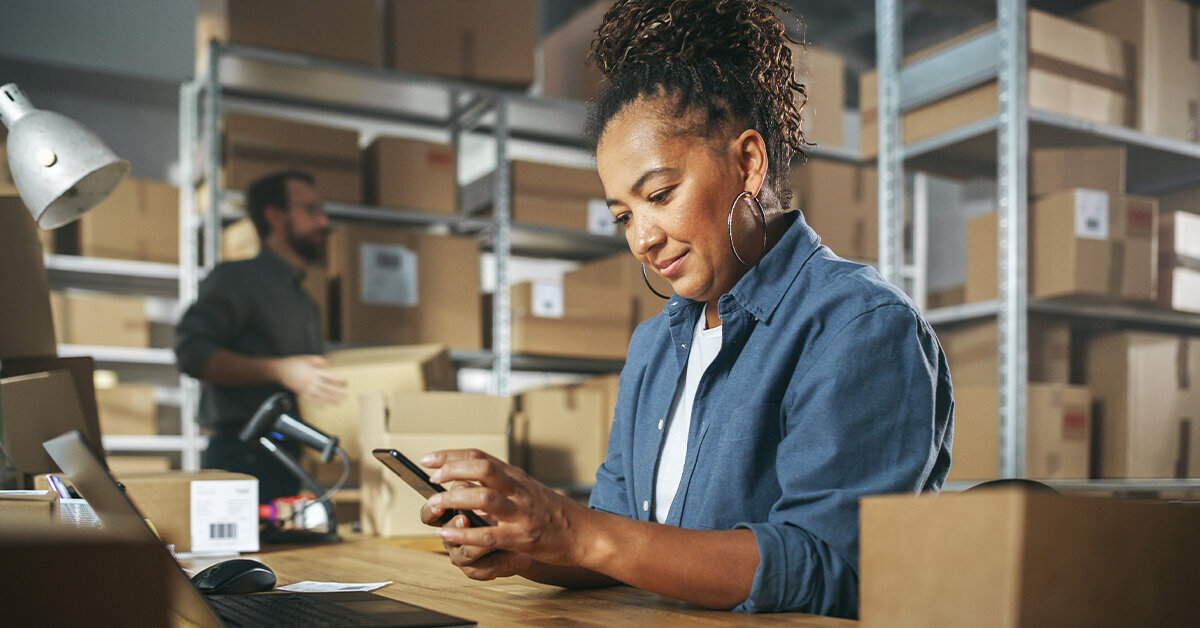 Dropshipper checks her phone