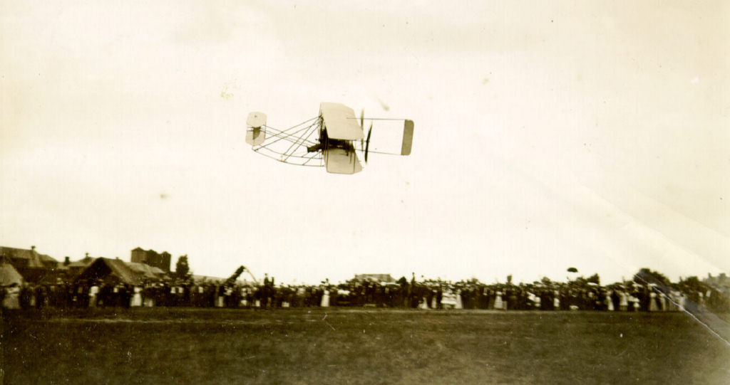 The Wright Brothers' Military Flyer banking left over the crowds at Fort Myer in 1909. (Photo: wright-brothers.org)