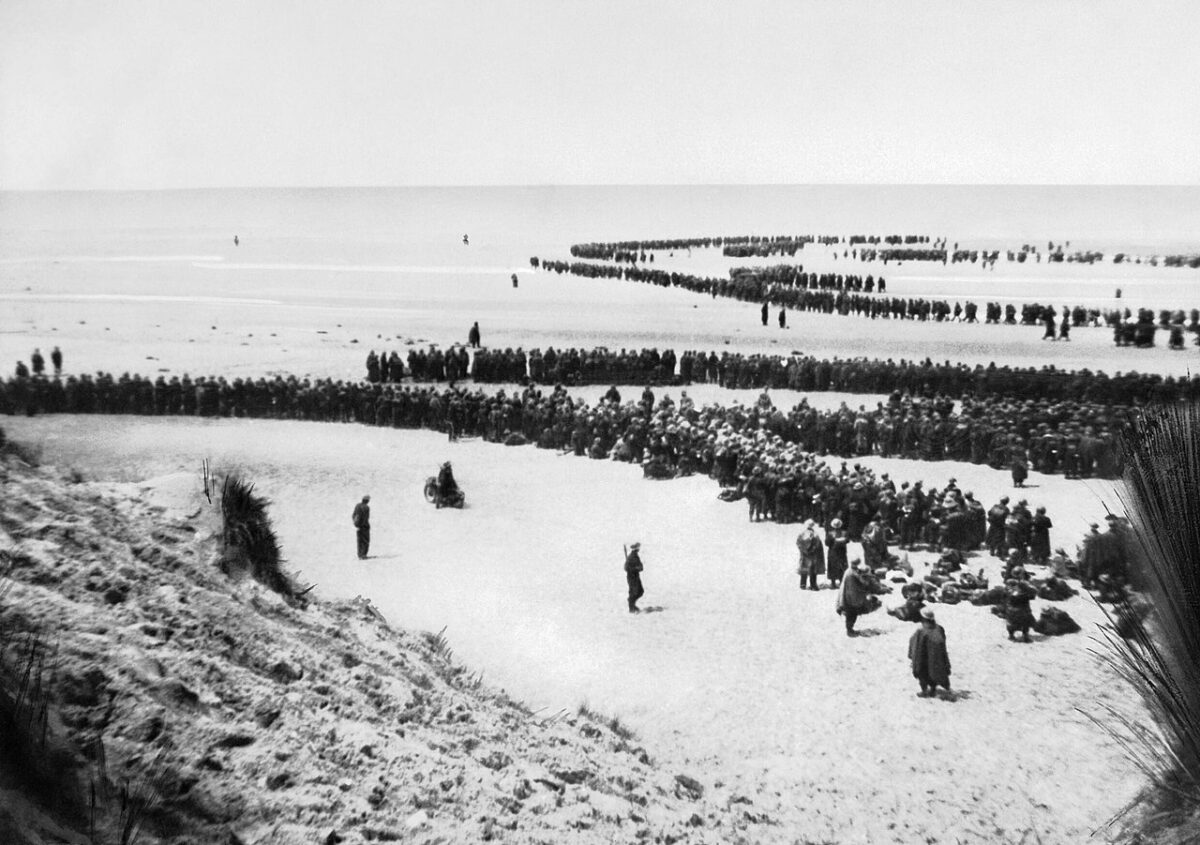 Thousands of British and French troops wait to be evacuated from Dunkirk. (Photo: Imperial War Museum)