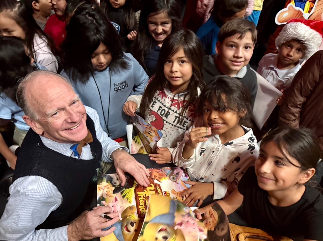 Livingston Taylor, the voice of Pooh, surrounded by fans, after yesterday’s performance