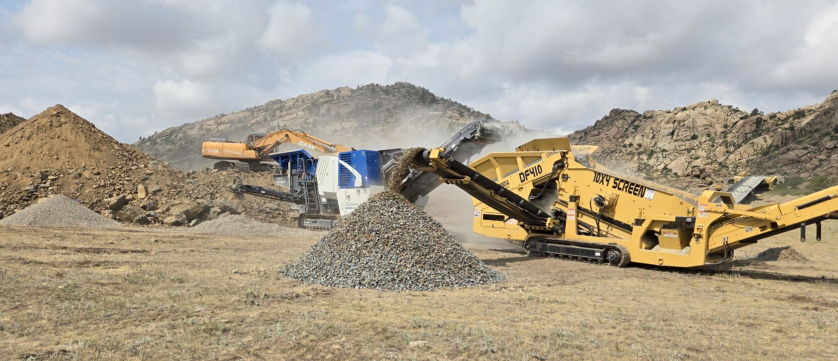 Side view of excavating and crushing at the CSM test pit
