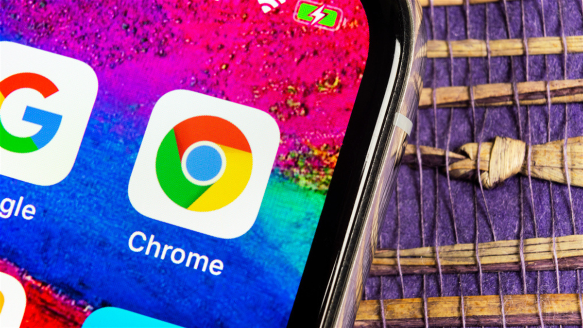 Sankt-Petersburg, Russia, February 17, 2019: Google Chrome application icon on Apple iPhone X screen close-up. Google Chrome app icon. Google Chrome application. Social media network — Stock Editorial Photography