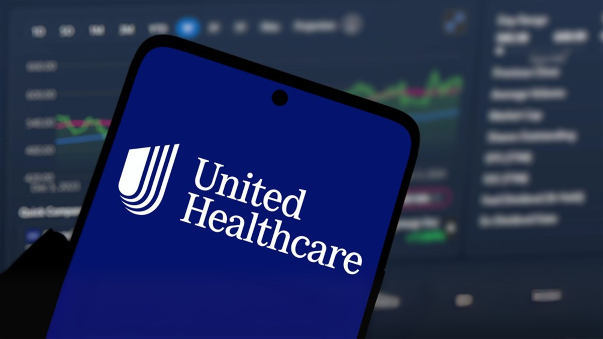 UnitedHealthcare logo is displayed on smartphone