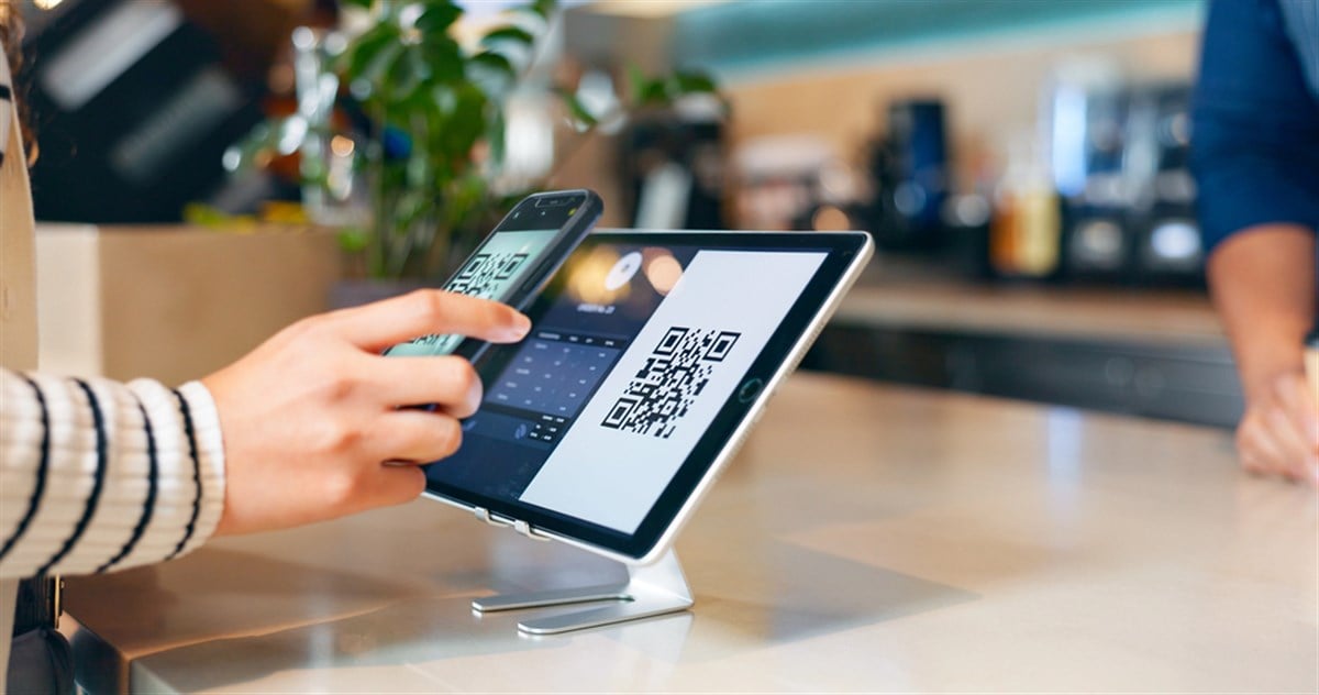 Hands, phone and qr code in coffee shop, payment and fintech app with pos, deal and services with scanning in store. People, smartphone and machine for point of sale, banking and barcode in cafeteria. — Photo