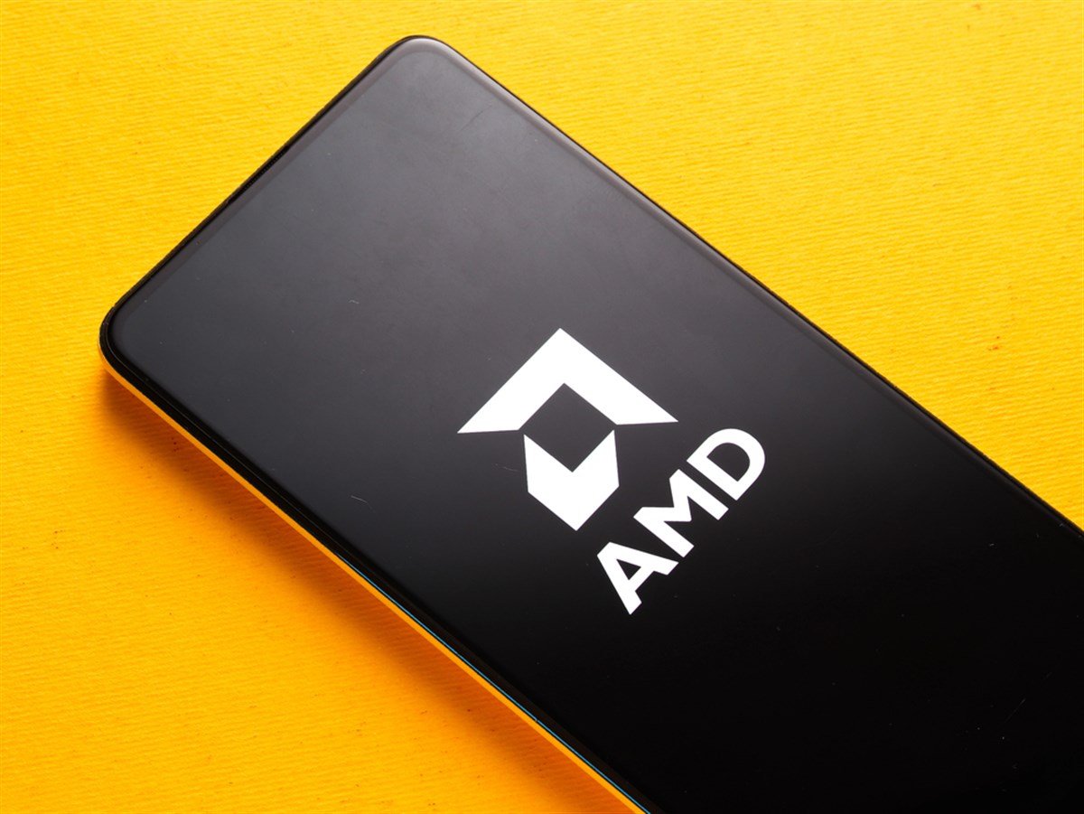 Assam, india - September 24, 2020 : AMD logo on phone screen stock image. — Stock Editorial Photography