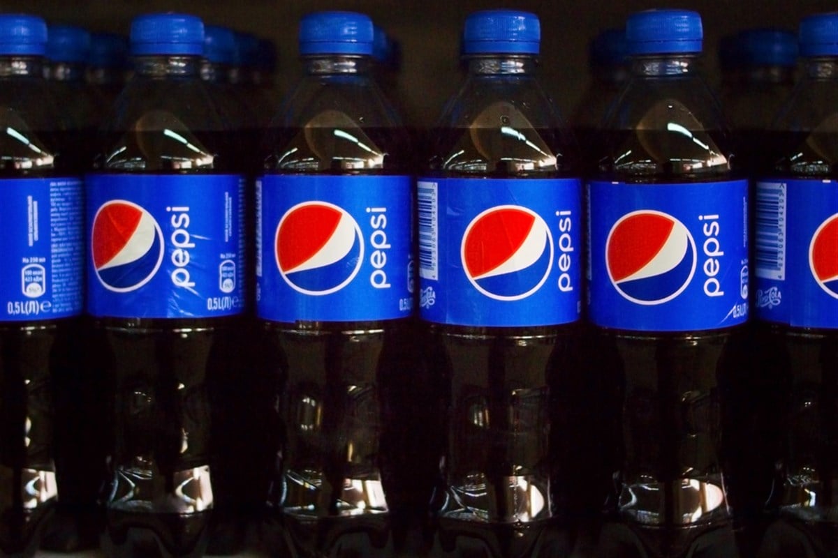 Many identical bottles of Pepsi — Stock Editorial Photography
