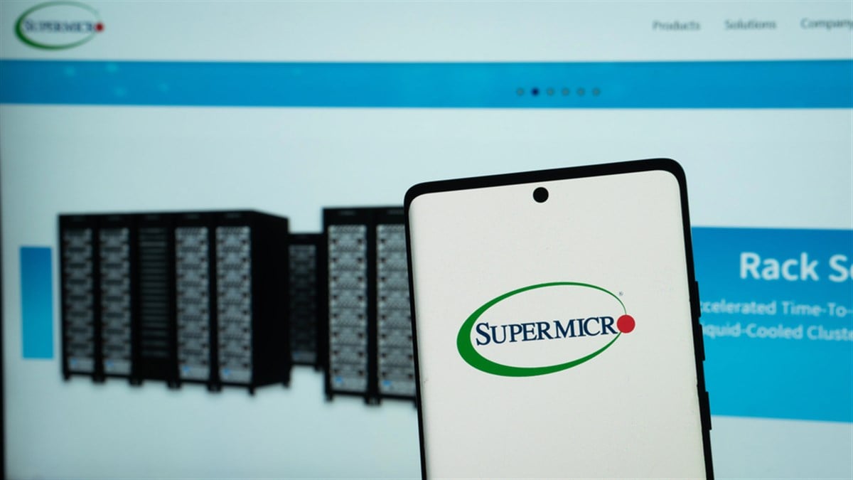 Dhaka, Bangladesh 03 May 2025: Super Micro Computer Inc. (Supermicro) in front of business webpage. — Stock Editorial Photography