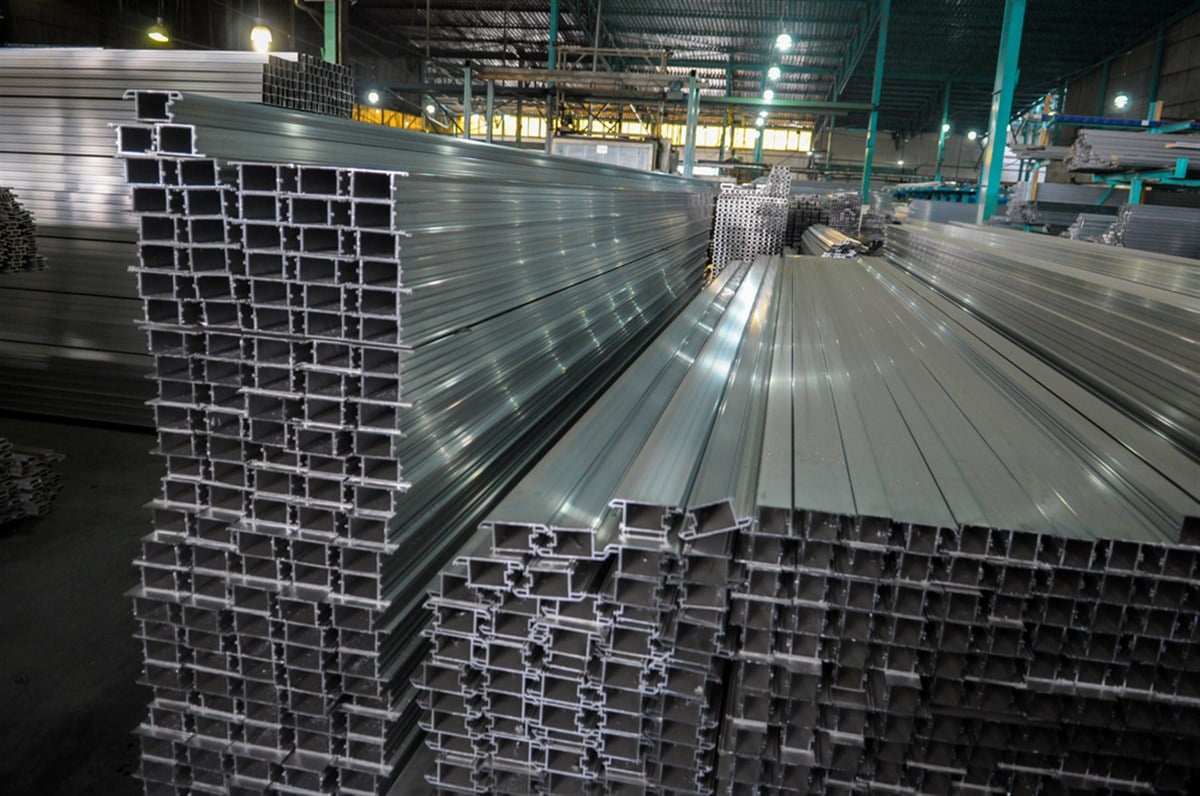 Production of aluminum profiles at a plant in Almaty. 5.October , 2012 — Stock Editorial Photography