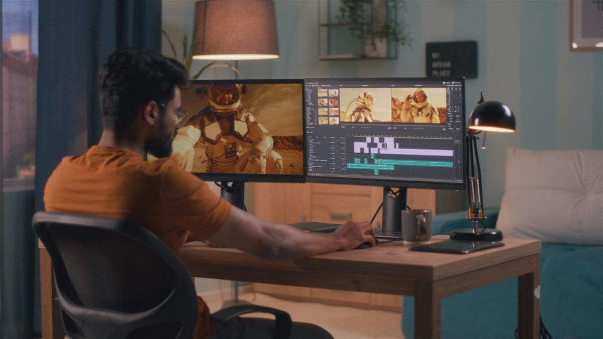 Unrecognizable guy editing astronaut video — Photo