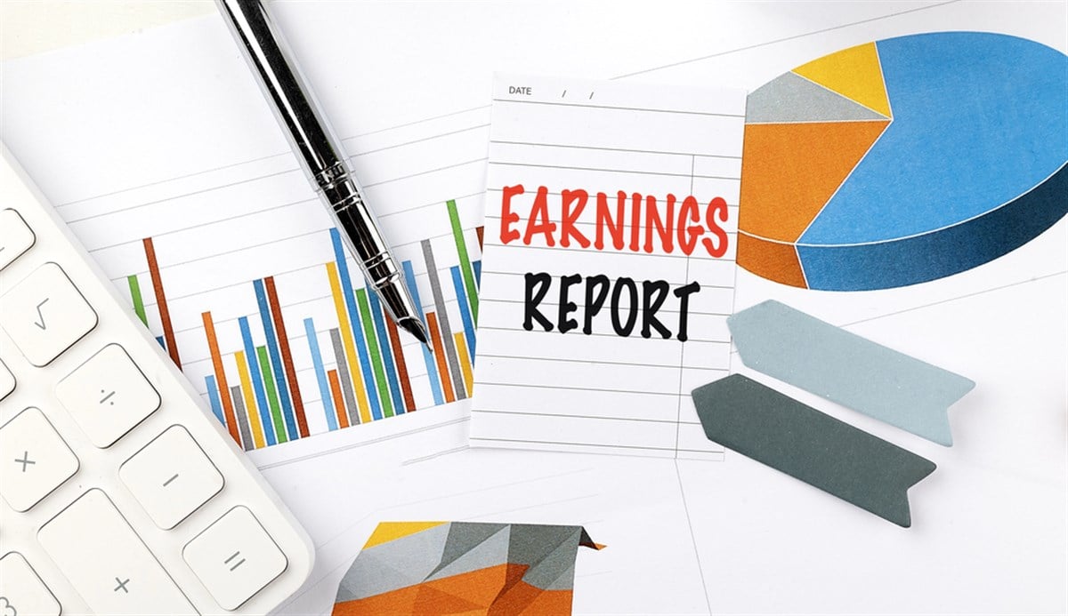 EARNINGS REPORT text on note paper on a chart background . — Photo