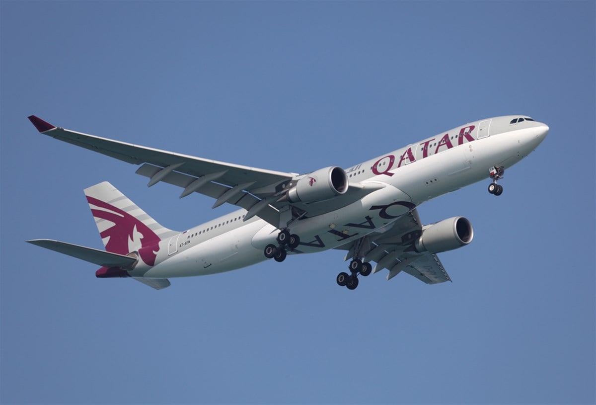 Qatar Airways airplane in the air, Doha Qatar. — Stock Editorial Photography