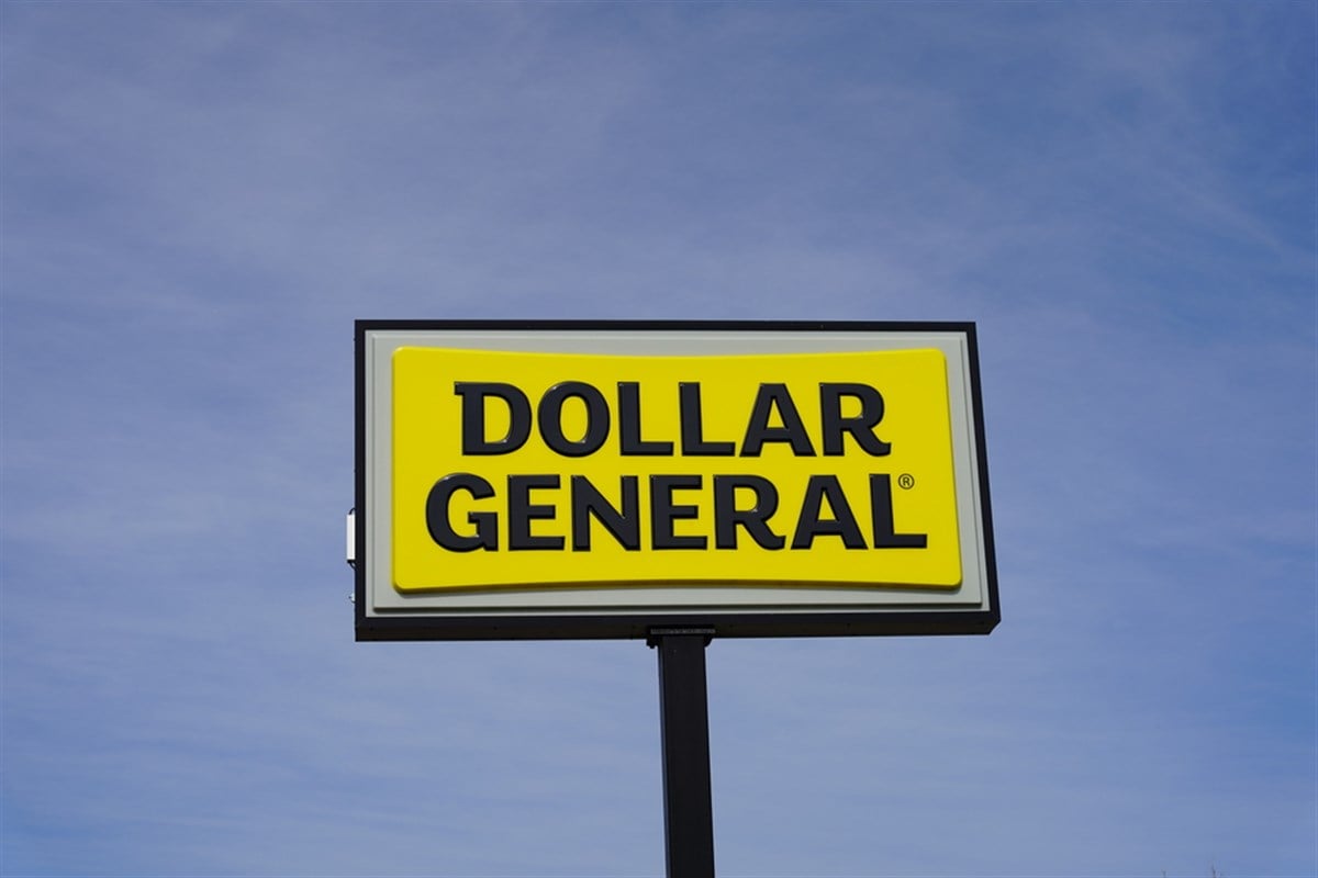 New Lisbon, Wisconsin USA - May 15th, 2023: Dollar General sign outside during a sunny day. — Stock Editorial Photography