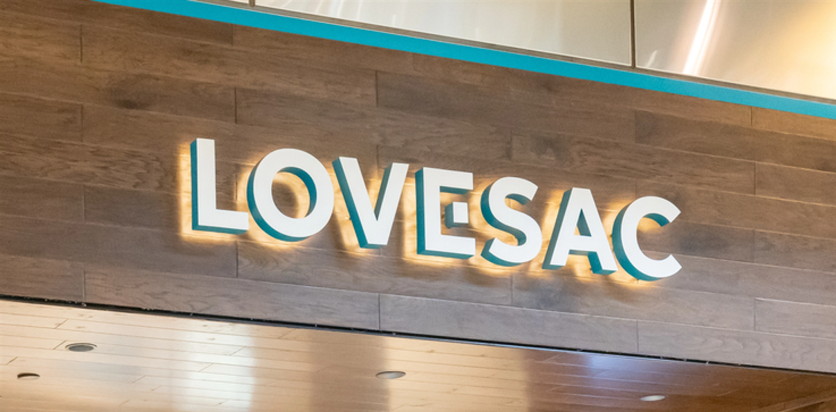 Orlando, Florida, USA - January 27, 2022: Lovesac store sign at a mall in Orlando, Florida, USA. Lovesac is an American furniture retailer, specializing in a patented modular furniture system. — Stock Editorial Photography