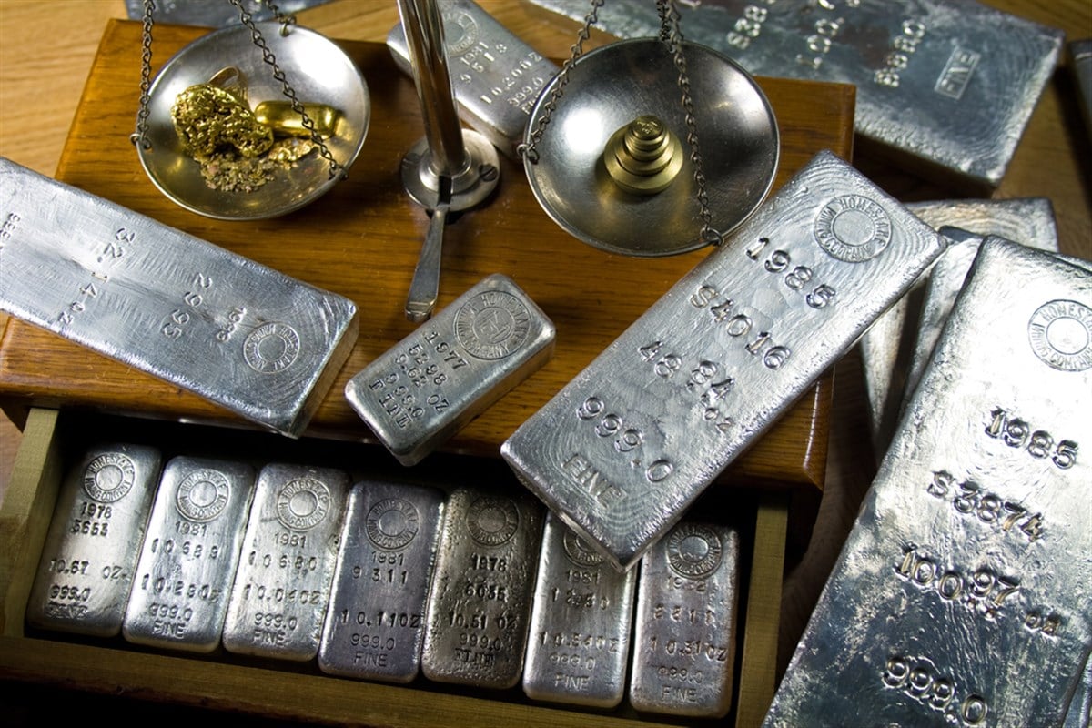 Homestake Mining Company silver bullion bars. Now closed mine located at Lead, South Dakota - Black Hills, USA. Gold bar and raw nuggets on antique balance scale. — Stock Editorial Photography