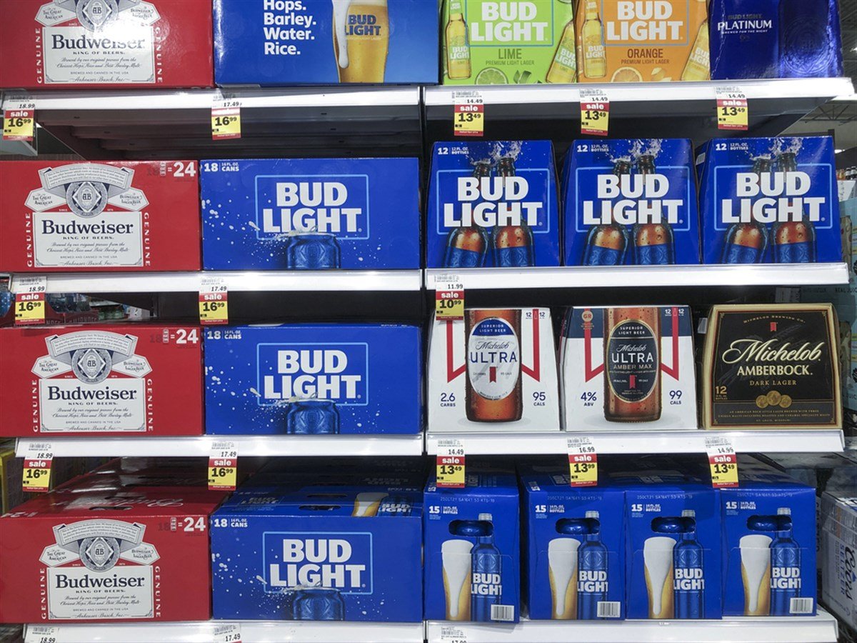 Anheuser-Busch InBev beer display, including Budweiser, Bud Light, Michelob Ultra and Amberbock. AB InBev is the largest beer company in the world. — Stock Editorial Photography