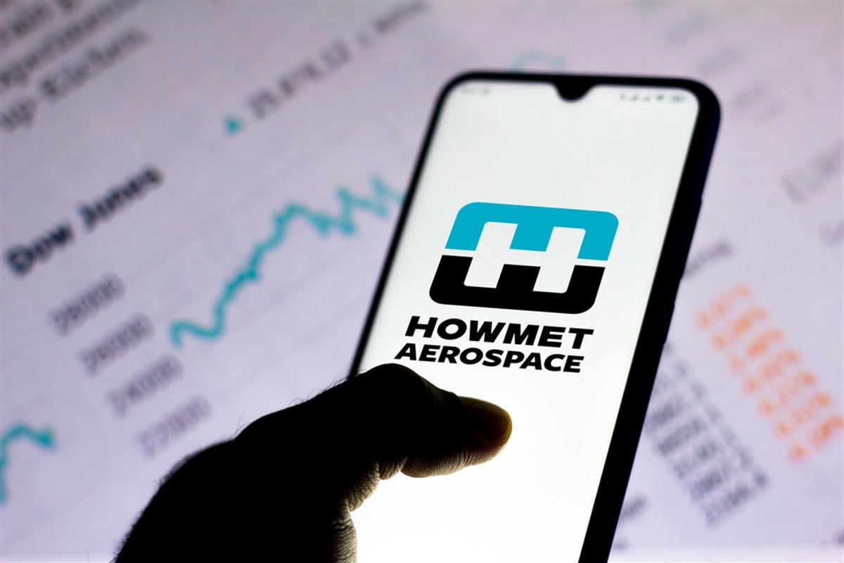 June 8, 2020, Brazil. In this photo illustration the Howmet Aerospace logo seen displayed on a smartphone. — Stock Editorial Photography