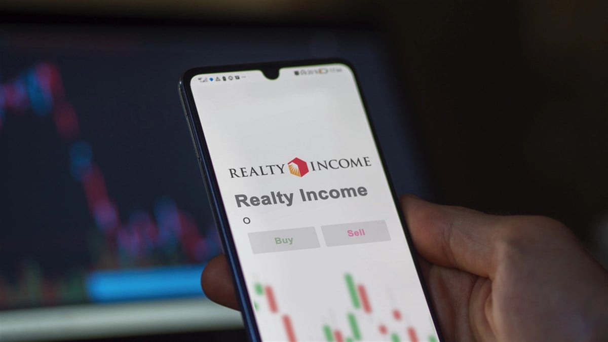 San Diego, California. Close up on logo of Realty Income on the screen of an exchange. Realty Income price stocks, $O on a device. — Stock Editorial Photography