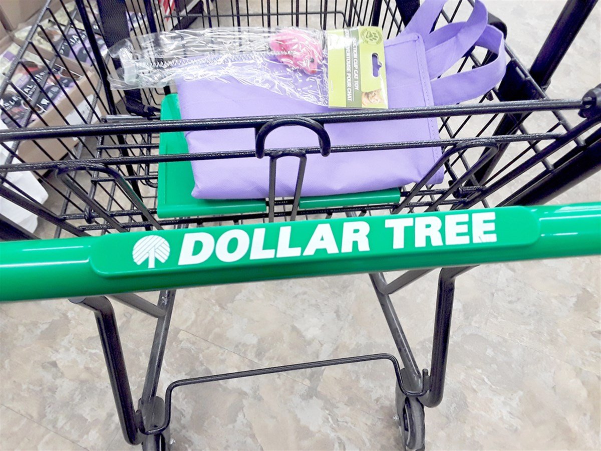 Close-Up of a Dollar Tree Shopping Cart with Items in the Upper Seat Portion — Stock Editorial Photography