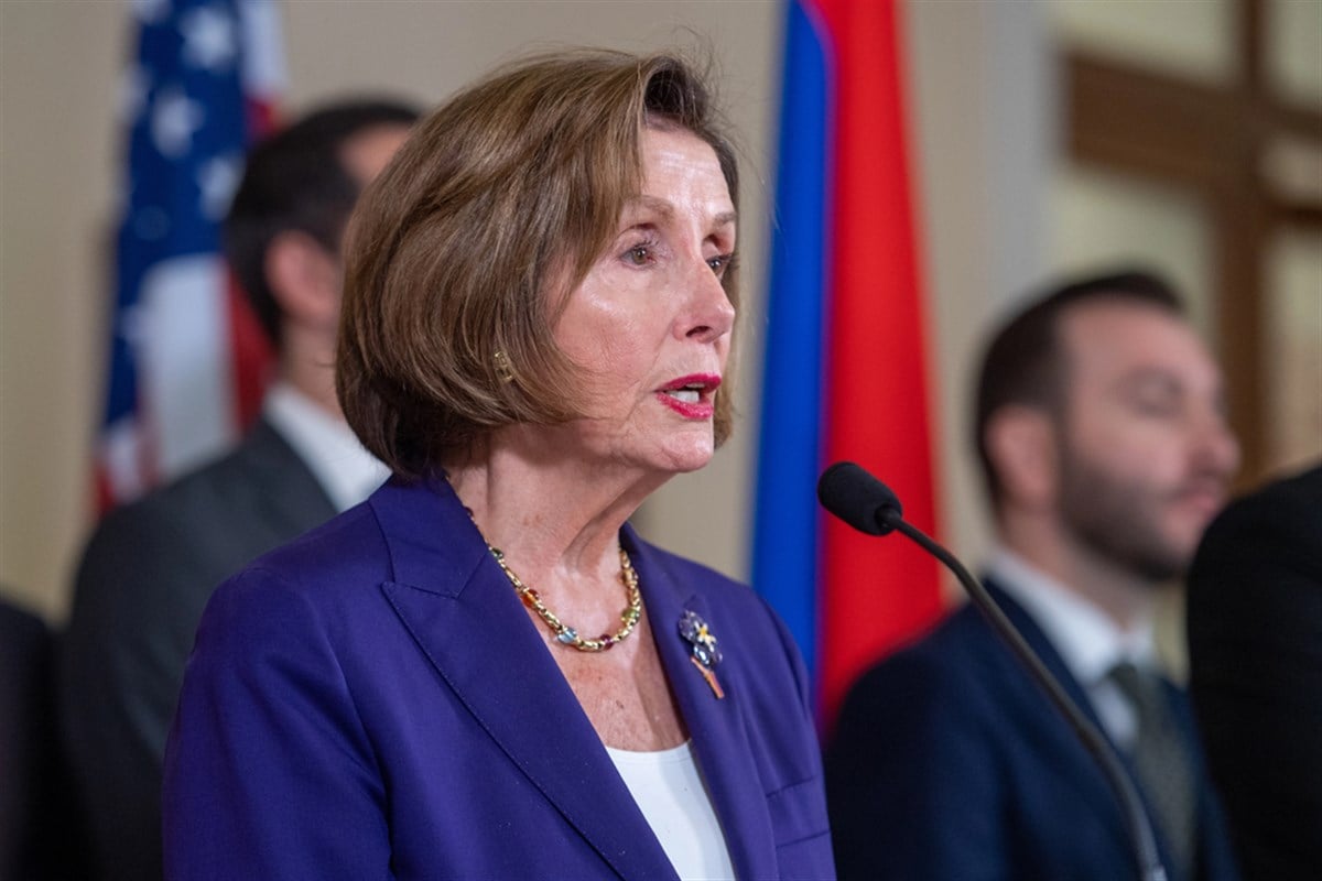 U.S. House Speaker Nancy Pelosi talks to the media during a briefing following her meeting with Armenian National Assembly Speaker Alen Simonyan. — Stock Editorial Photography