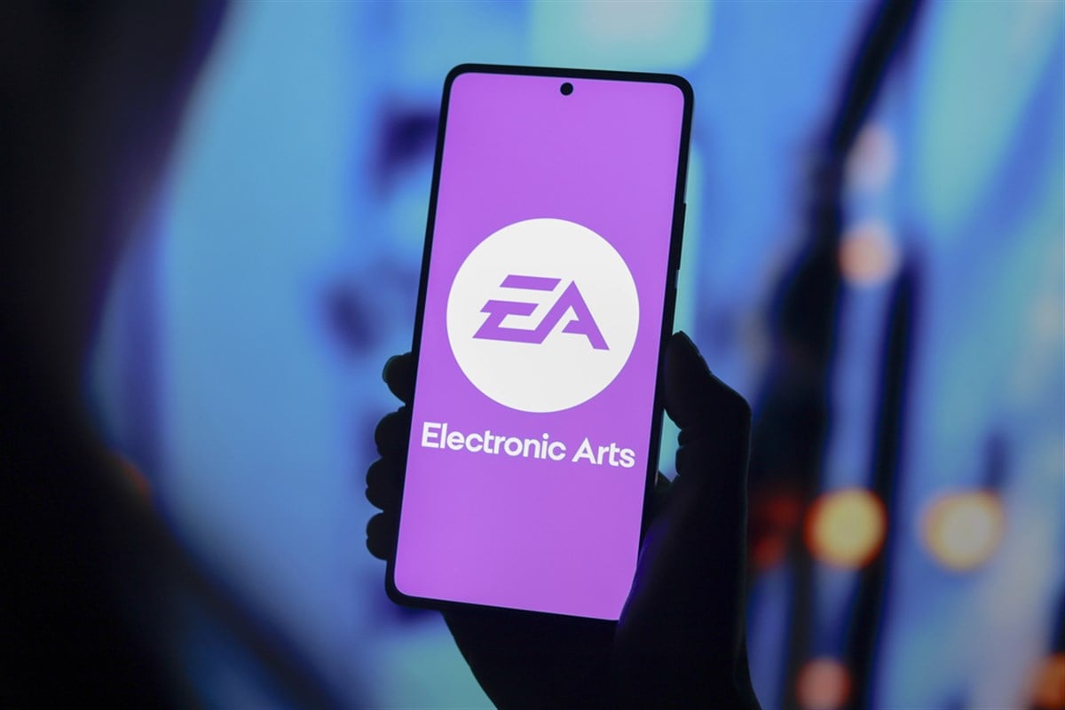 September 9, 2024, Paraguay. In this photo illustration, the Electronic Arts (EA) logo is displayed on a smartphone screen — Stock Editorial Photography