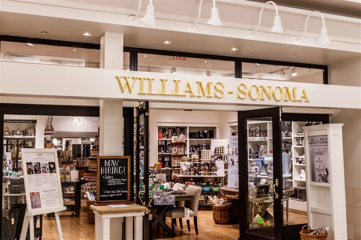 Williams-Sonoma store entrance highlights the brand amid investor focus on buybacks, cash flow and 2026 return growth.