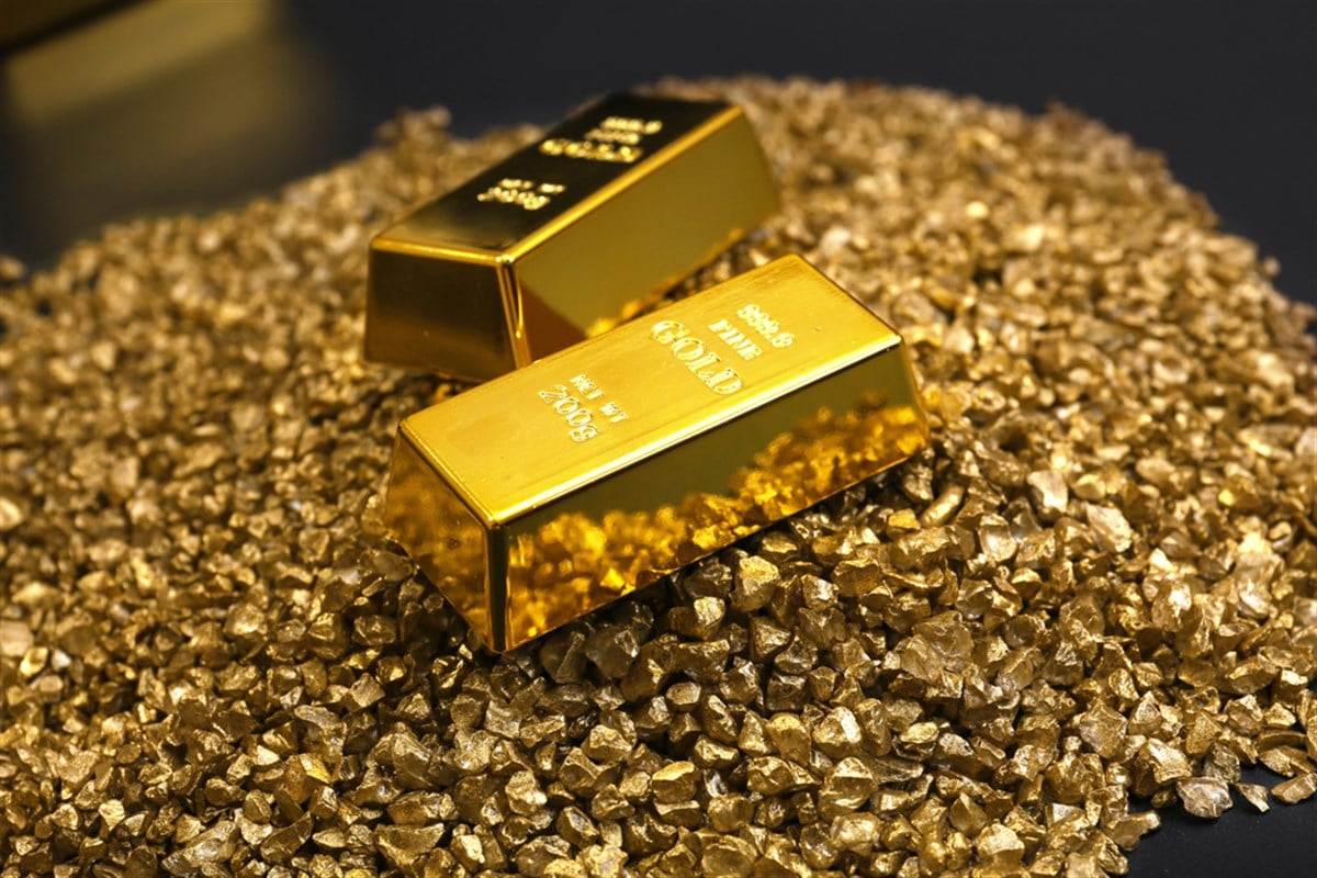 Gold bars on nugget grains background, close-up — Photo