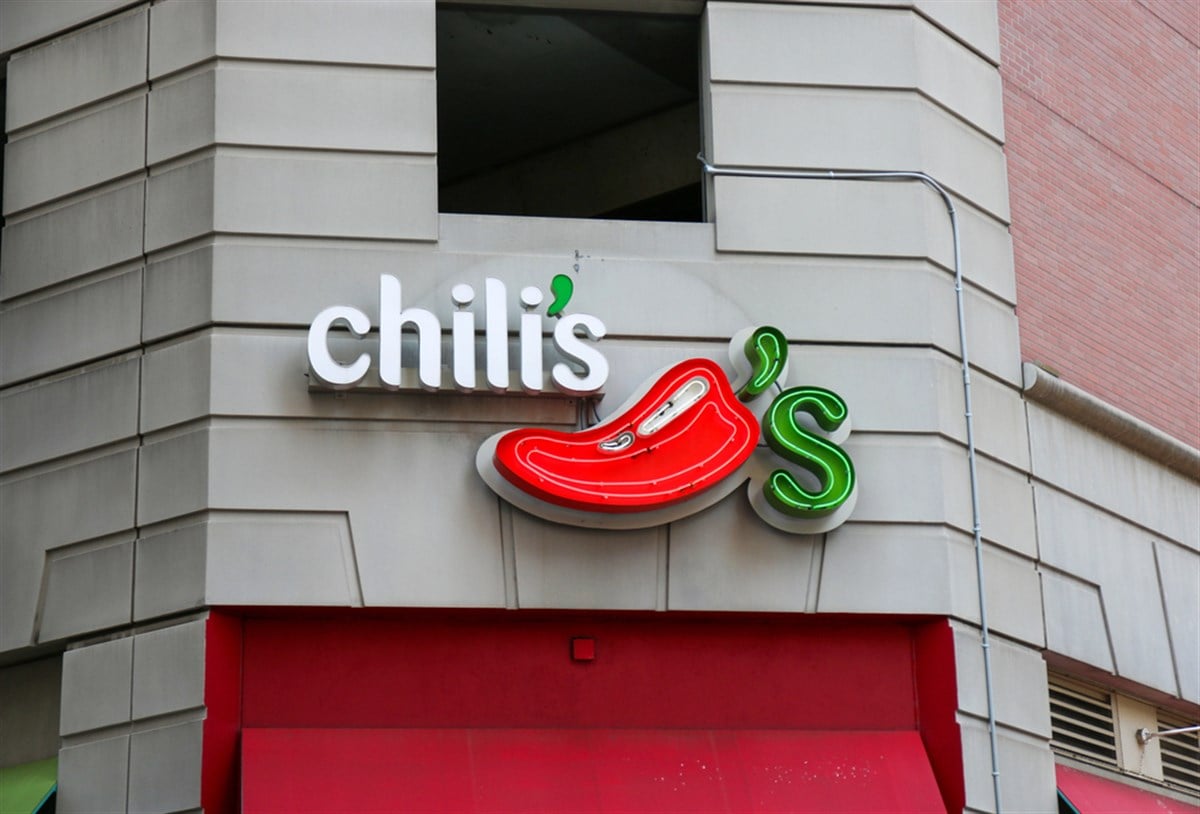 Philadelphia, Pennsylania, USA - 29 April 2022: The outside exterior of a Chili's restaurant with their logo above the entrance to a corner store in the city of Philadelphia. — Stock Editorial Photography