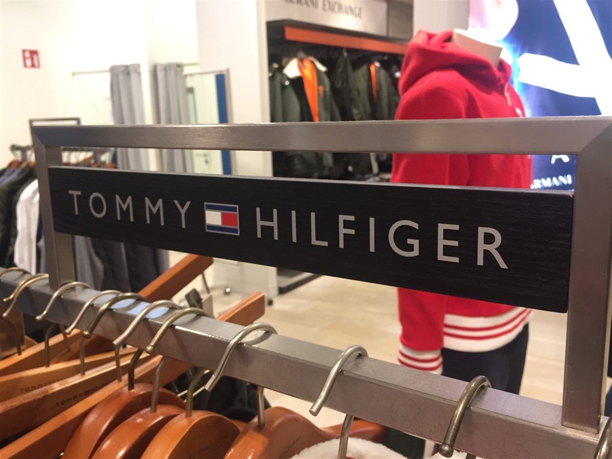 Berlin, Germany - October 11, 2018: Tommy Hilfiger sign. Tommy Hilfiger Corporation is a manufacturer of clothing. It produces and sells sporting men's and women clothing — Stock Editorial Photography
