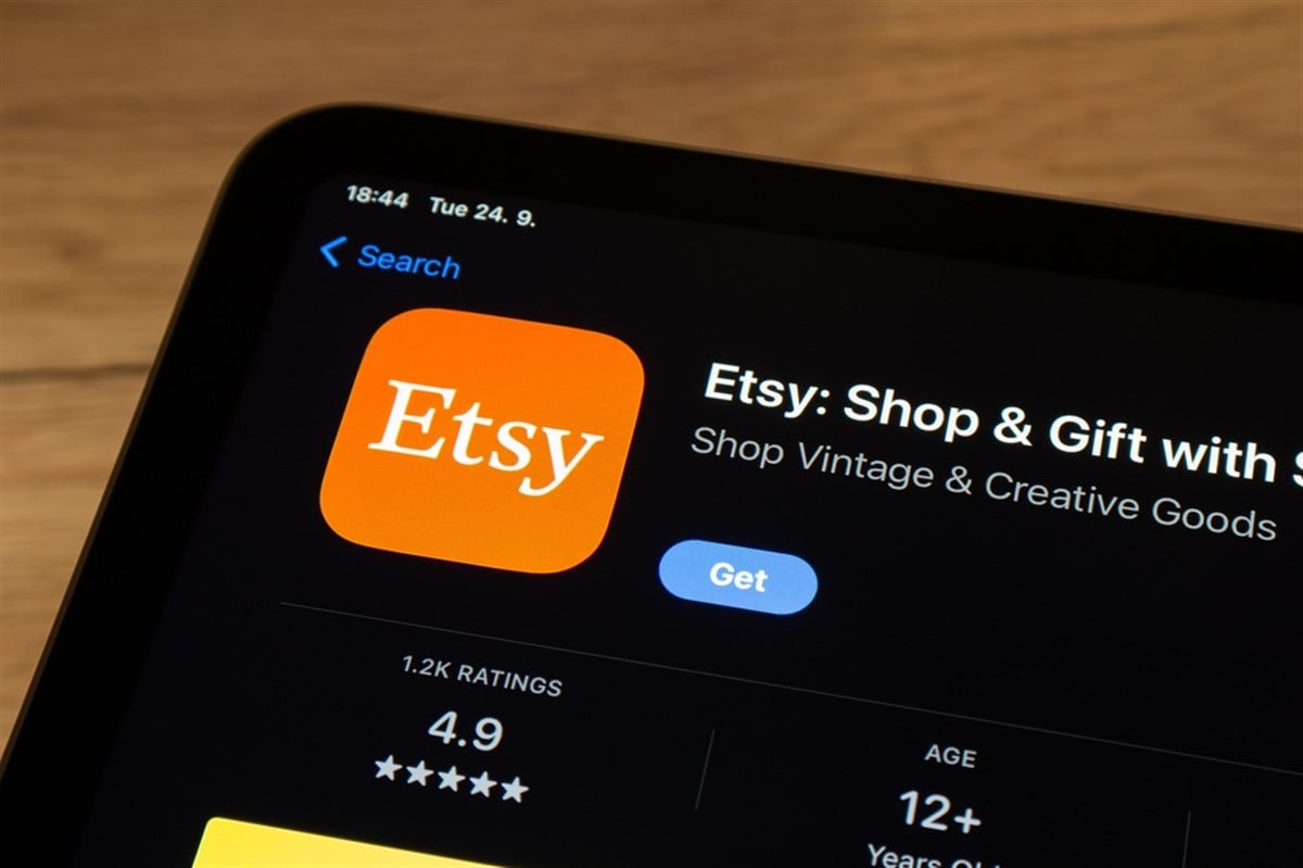 App store with Etsy marketplace mobile application to sell stuff online