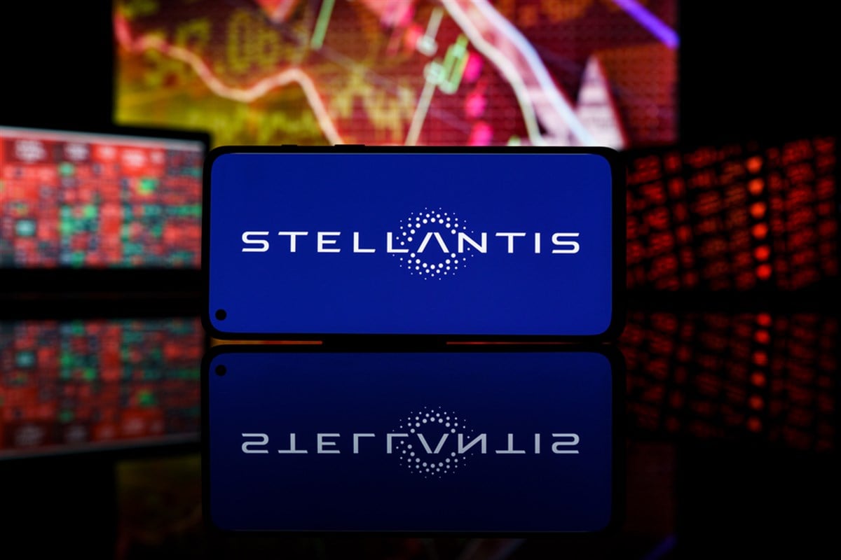 Paris, France - 2023 March 28: Stellantis company shares dropped down at stock market. Stellantis company financial crisis and failure. — Stock Editorial Photography