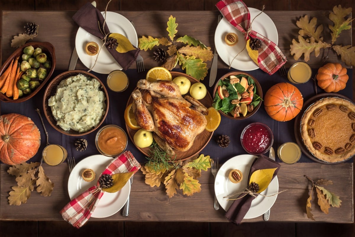 Roasted turkey and fall vegetables on a festive table highlight rising holiday food demand supporting Q4 consumer-staples stocks.
