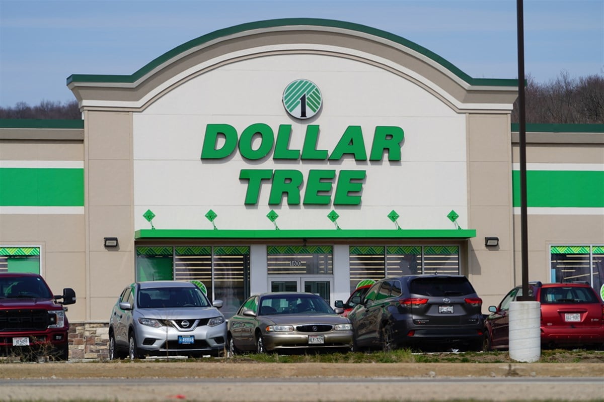 Fond du Lac, Wisconsin USA - March 14th, 2024: Dollar Tree store logo sign on a building. — Stock Editorial Photography