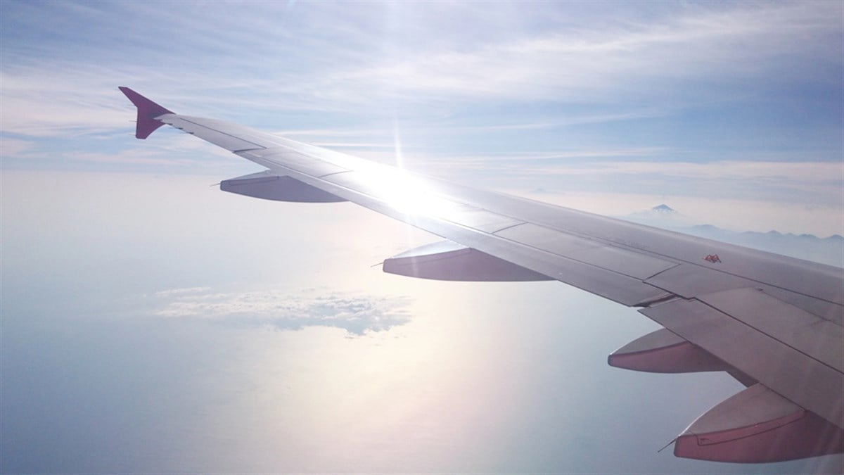 Airplane wings image