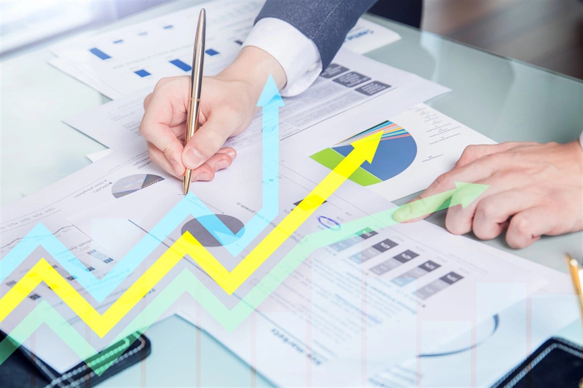 Financial growth arrows graph. Investment and trading concept. — Photo