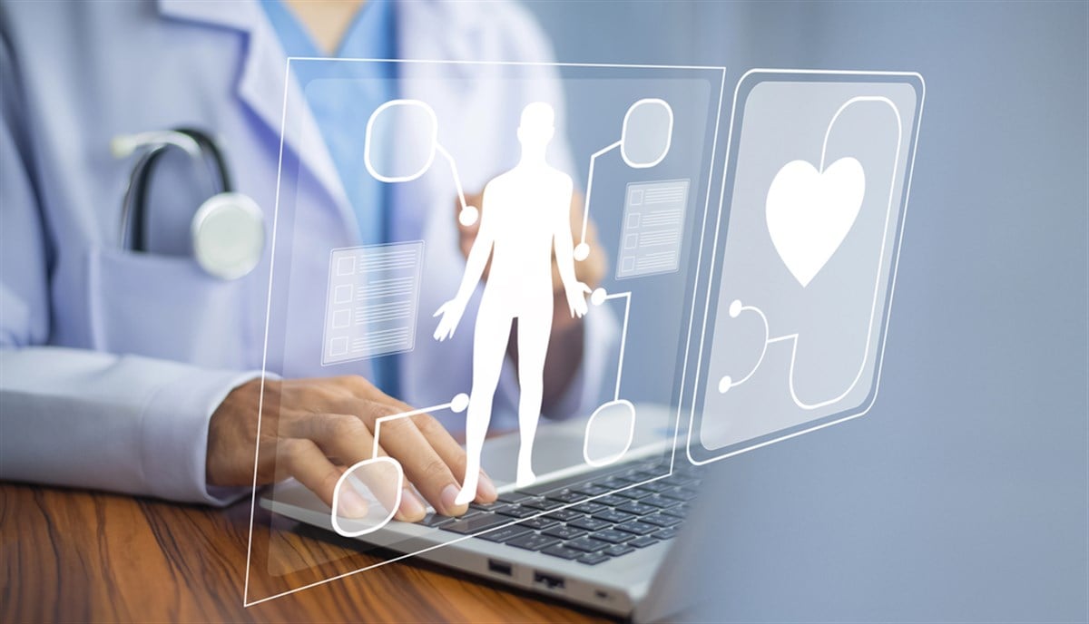 Medicine doctor using computer medical network connection — Photo