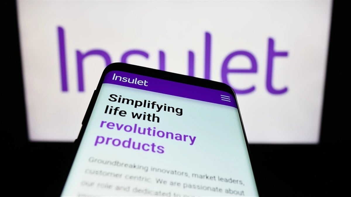 Stuttgart, Germany - 07-29-2023: Mobile phone with webpage of US medical device company Insulet Corporation on screen in front of logo. Focus on top-left of phone display. — Stock Editorial Photography