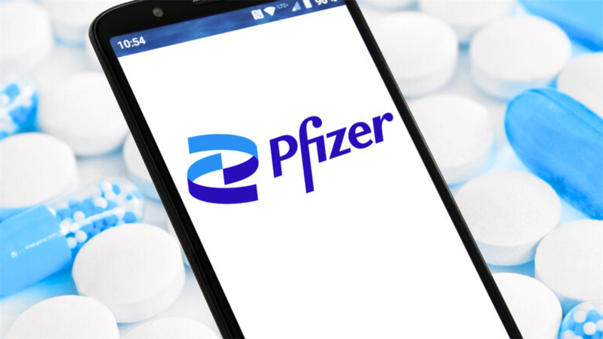 Pfizer logo displayed on smartphone over pills as shares jump on earnings beat, GLP-1 progress, and optimism for oncology and AI.