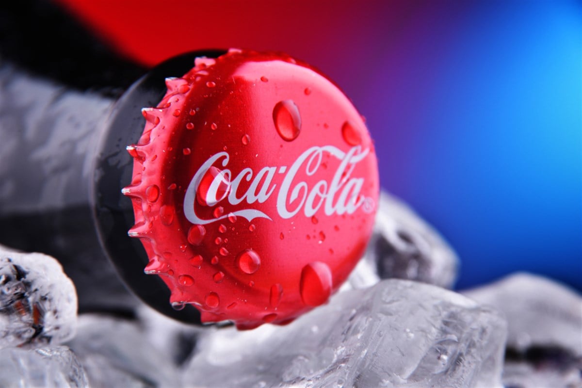 POZNAN, POL - FEB 25, 2021: Crown cap on a Coca-Cola bottle, a carbonated soft drink manufactured by The Coca-Cola Company headquartered in Atlanta, Georgia, USA — Stock Editorial Photography