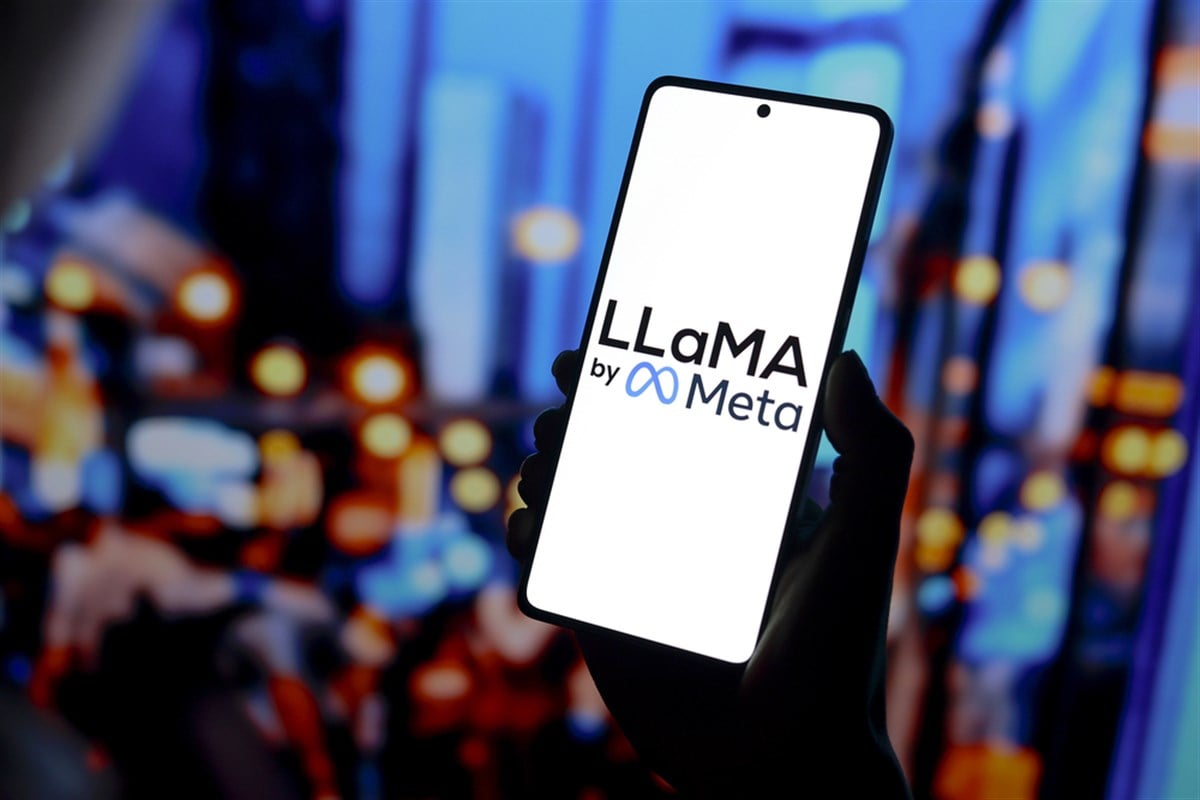 September 8, 2024, Paraguay. In this photo illustration, the LLaMA by Meta logo is displayed on a smartphone screen — Stock Editorial Photography